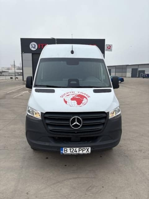 autovehicul mercedes alb destintat transportului de persoane cu capacitate de 20 de locuri