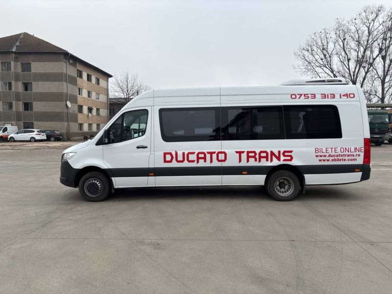 Microbuz Mercedes Sprinter alb de 20 de locuri Ducato Trans, din profil