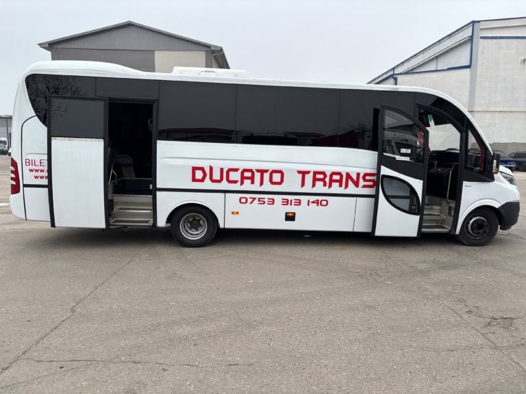 Microbuz de inchiriat cu 30 de locuri, alb, pentru transport persoane