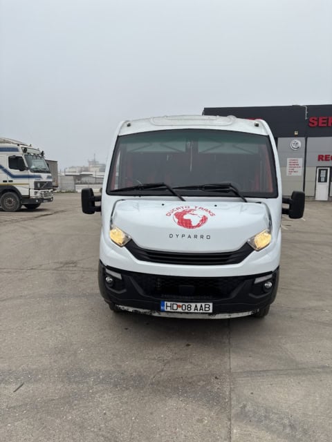 autocar cu 20 de locuri pregatit pentru excursii private