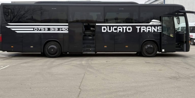 Autocar Setra negru Ducato Trans de 50 de locuri, din lateral, cu ușile deschise
