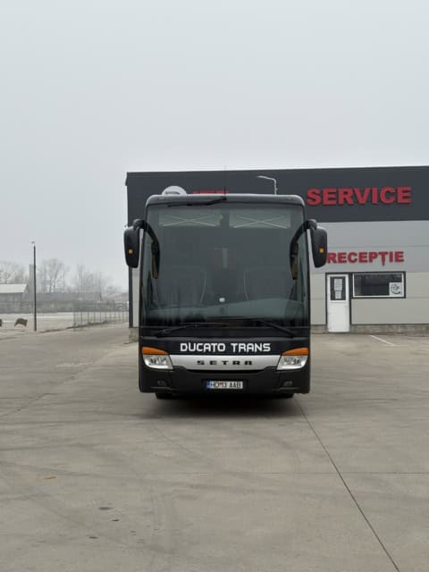 autocar negru 50 de locuri ideal pentru Transport evenimente