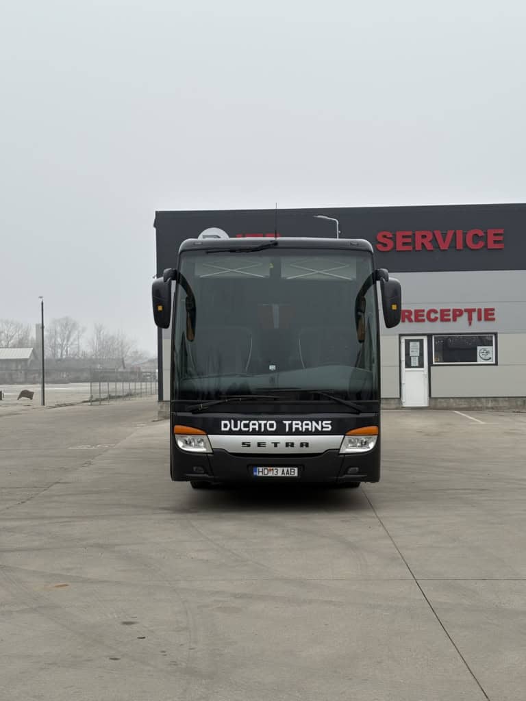 autocar negru 50 de locuri ideal pentru Transport evenimente