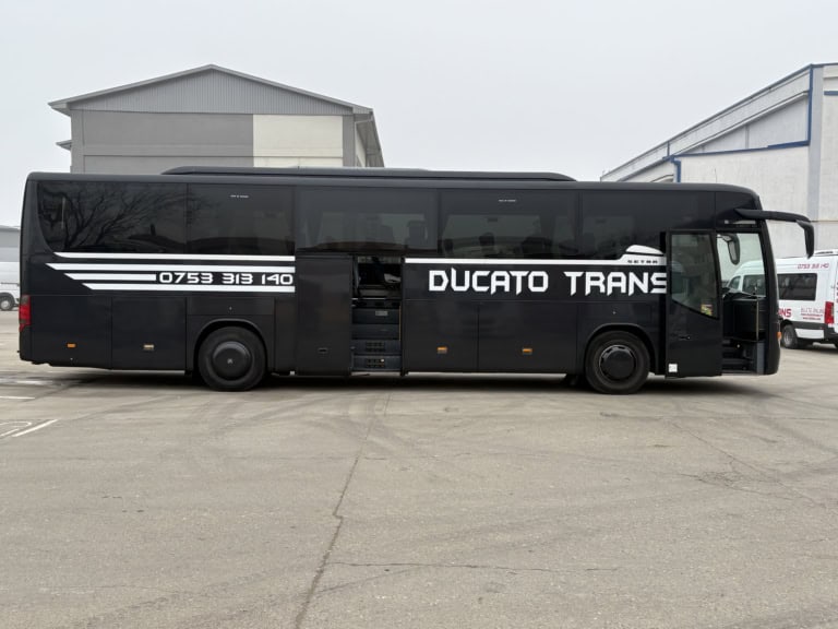 Autocar de inchiriat cu 50 de locuri pentru transport persoane