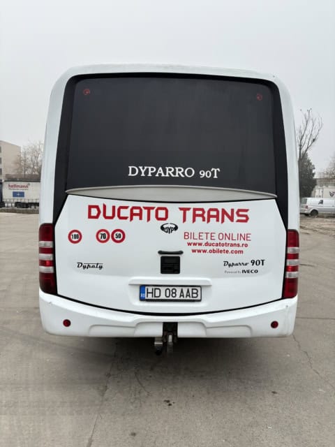 microbuz cu 20 de locuri pregatit pentru transport corporate