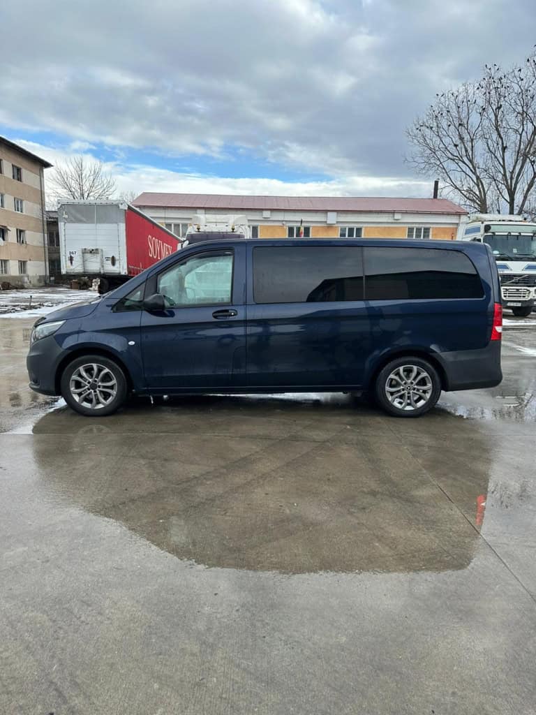 microbuz de inchiriat cu 8 locuri marca mercedes de culoare albastra