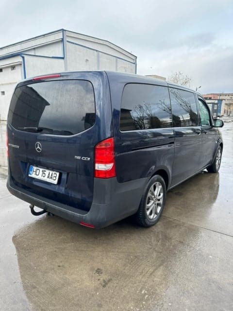 microbuz de 8 locuri compact special pregatit pentru transferuri pasageri