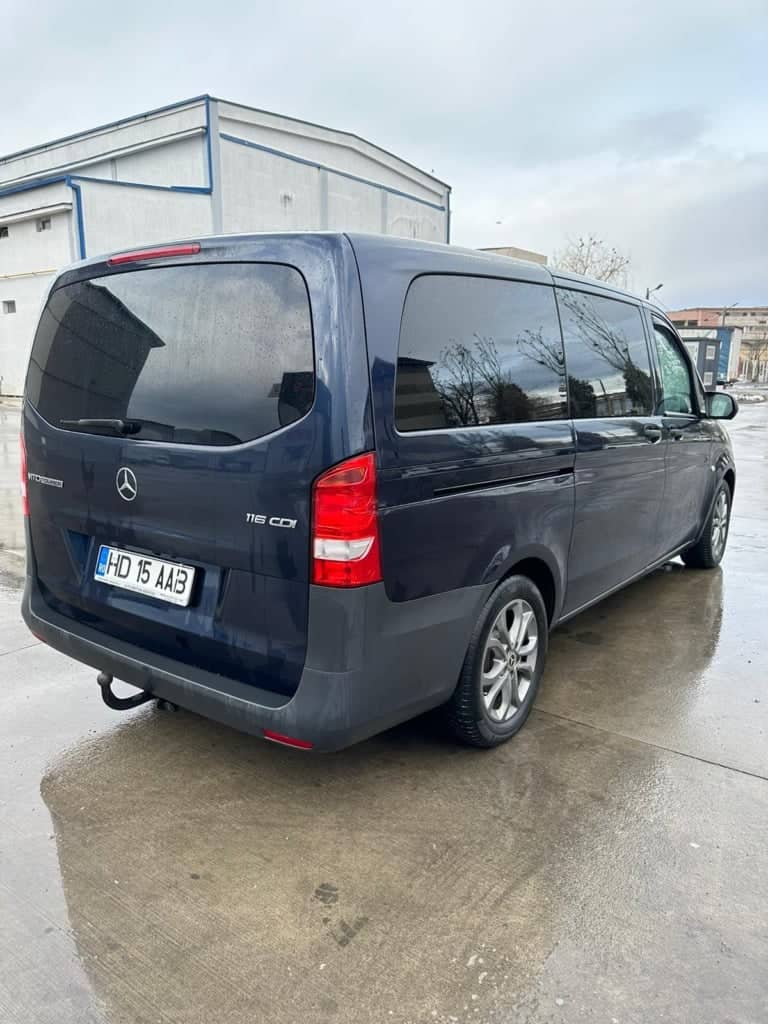 microbuz de 8 locuri compact special pregatit pentru transferuri pasageri