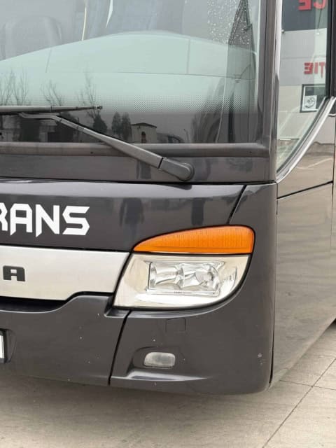 Farul și semnalizarea autocarului Setra de 50 de locuri, în prim-plan