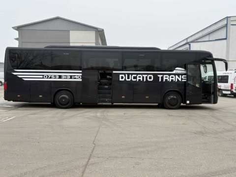 Autocarul Setra de 50 de locuri, din lateral dreapta, cu ușa din față și cea din mijloc deschise
