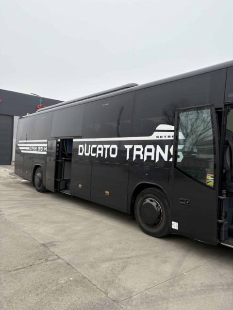 Partea dreaptă a autocarului Setra de 50 de locuri, cu ușile pentru pasageri deschise