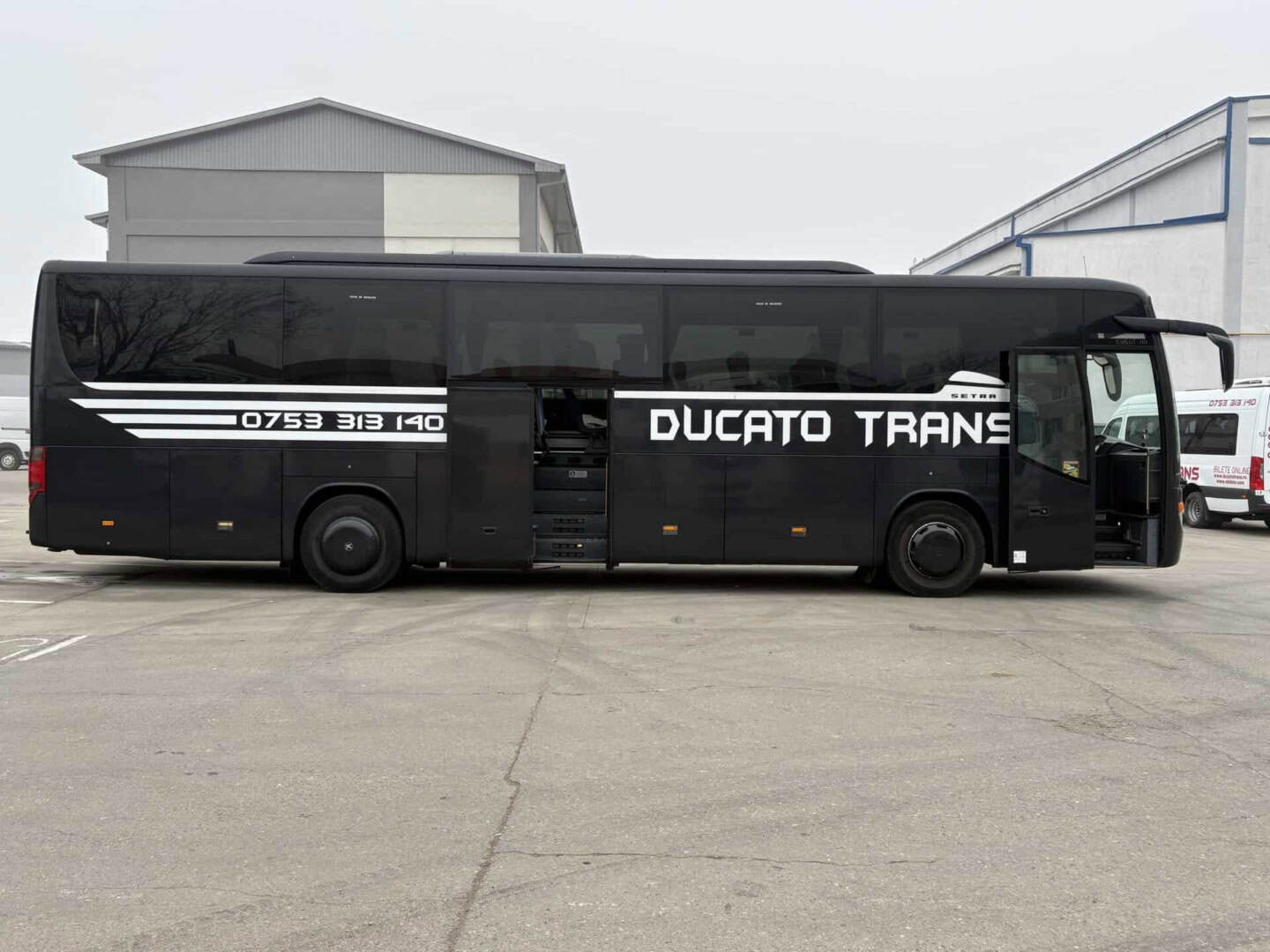 Autocar Setra negru de 50 de locuri Ducato Trans, din profil