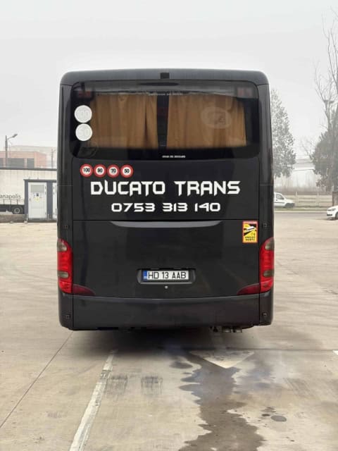 Autocarul Setra de 50 de locuri Ducato Trans, văzut din spate