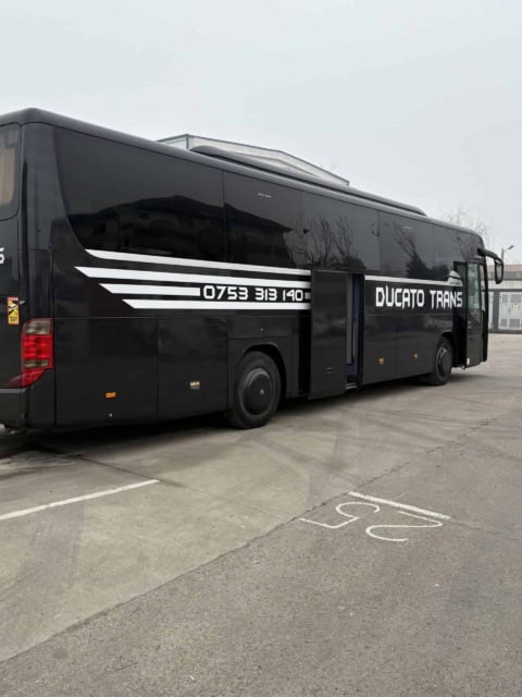Autocarul Setra de 50 de locuri, văzut din spate și din lateral, cu ușa din mijloc deschisă