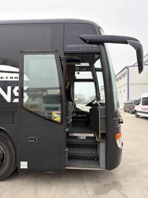 Ușa din față a autocarului Setra S 415 GT-HD, deschisă, cu treptele de urcare și postul șoferului