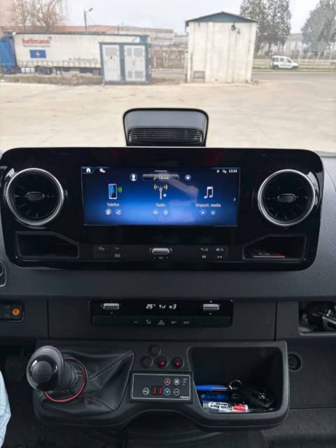 Consola centrală a microbuzului de 20 de locuri, cu ecranul multimedia și climatizarea
