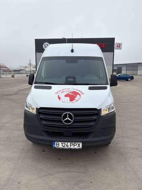 Microbuzul Mercedes Sprinter de 20 de locuri, din față, în parcare