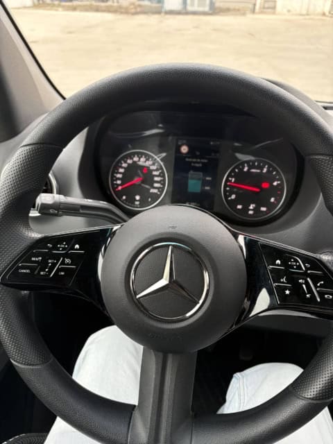 Postul de conducere al microbuzului Mercedes Sprinter de 20 de locuri: volanul și ceasurile de bord