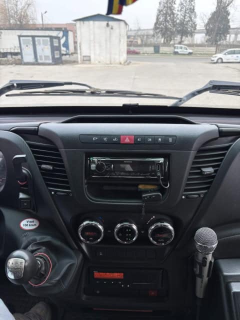 Bordul microbuzului de 30 de locuri: radio, climatizare, tahograf și microfon