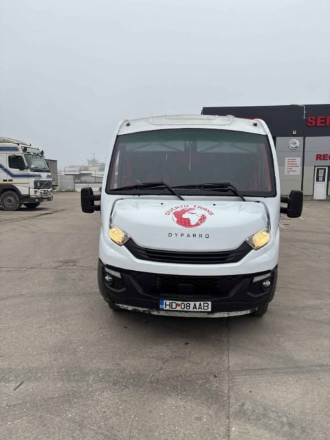 Microbuzul Dyparro de 30 de locuri al Ducato Trans, văzut din față