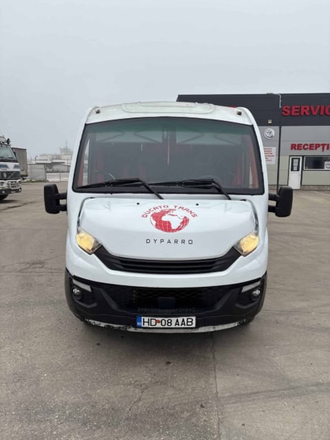 Microbuzul de 30 de locuri, din față, cu sigla Ducato Trans pe capotă