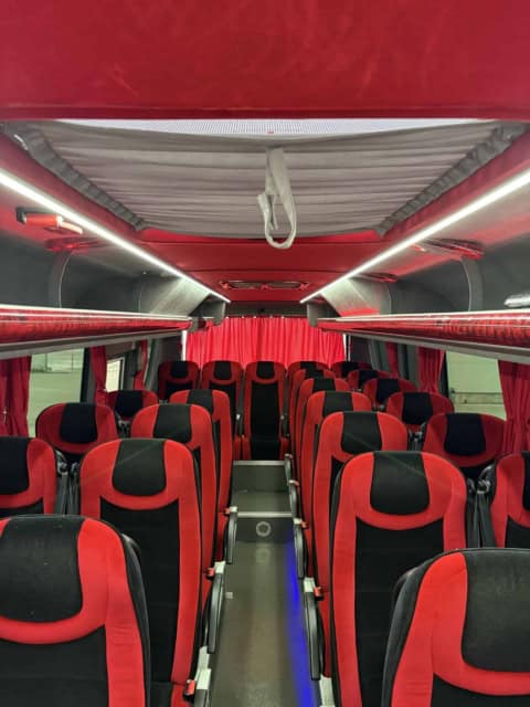 Interiorul microbuzului de 30 de locuri, văzut din față, cu trapa de plafon și rândul din spate