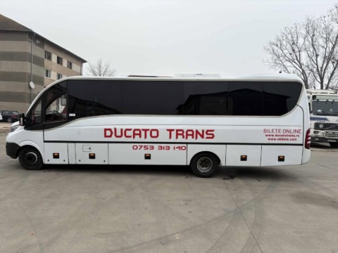 Microbuzul de 30 de locuri Ducato Trans, din lateral, cu geamuri fumurii