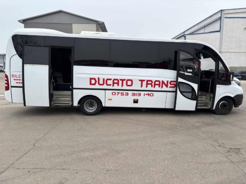 Microbuz alb de 30 de locuri Ducato Trans, din lateral, cu ambele uși deschise