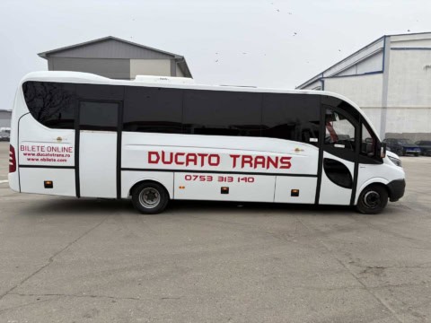 Microbuzul de 30 de locuri Ducato Trans, din partea dreaptă, cu ușile închise