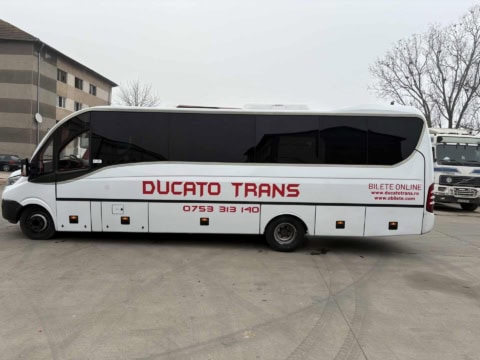 Microbuzul Dyparro de 30 de locuri, văzut din partea stângă