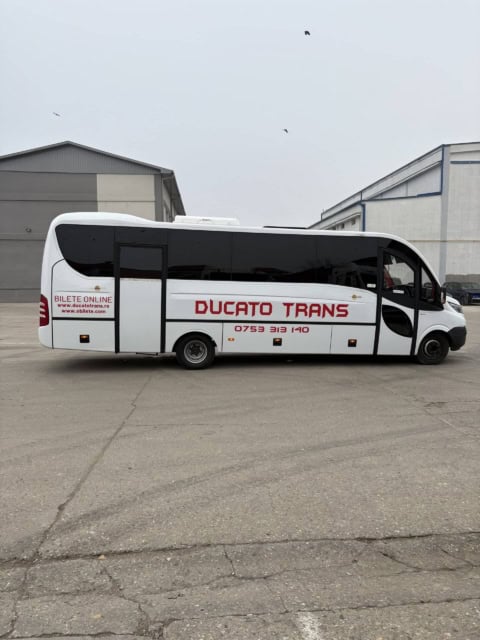Microbuz alb de 30 de locuri Ducato Trans, din partea dreaptă, în parcare