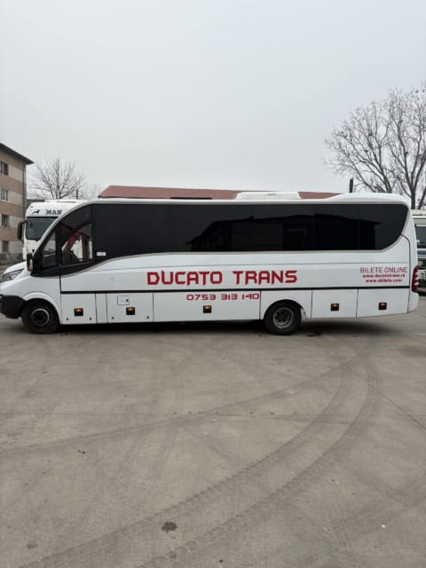 Microbuz alb de 30 de locuri Ducato Trans, din profil, partea stângă