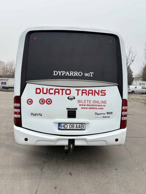 Microbuzul Dyparro 90T de 30 de locuri, pe șasiu Iveco, văzut din spate