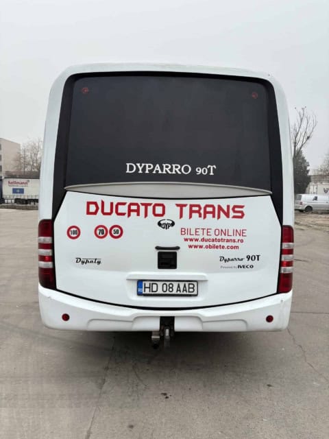 Spatele microbuzului Dyparro 90T de 30 de locuri, cu inscripția Bilete online