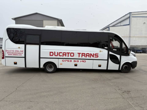 Microbuz Dyparro de 30 de locuri, din lateral dreapta, cu două uși pentru pasageri