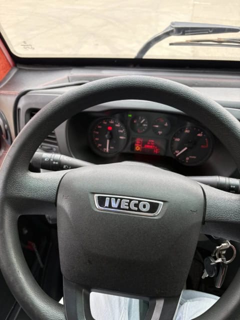 Volanul Iveco și ceasurile de bord ale microbuzului de 30 de locuri