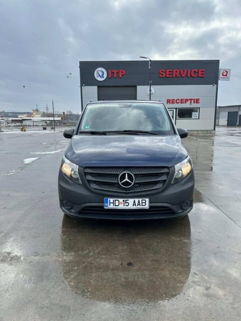 Microbuzul Mercedes Vito de 8 locuri, văzut din față