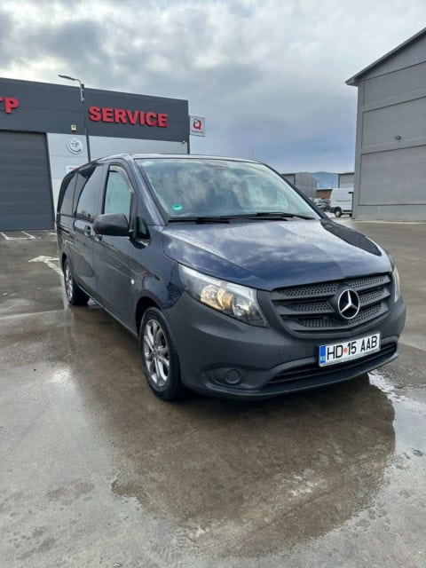Microbuz Mercedes Vito Tourer de 8 locuri, albastru închis, văzut din față