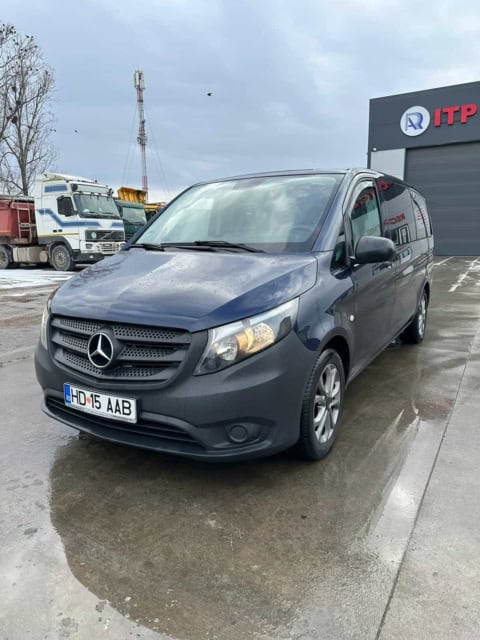 Microbuzul Mercedes Vito de 8 locuri, văzut din față și din lateral