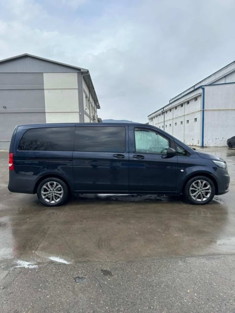 Microbuzul Mercedes Vito de 8 locuri, din profil
