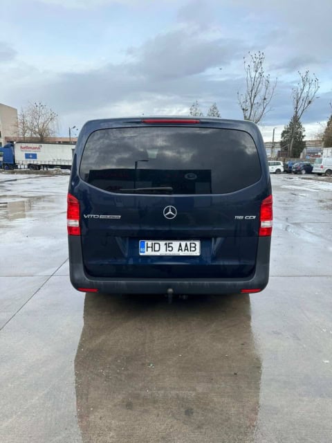 Microbuzul Mercedes Vito Tourer 116 CDI, văzut din spate