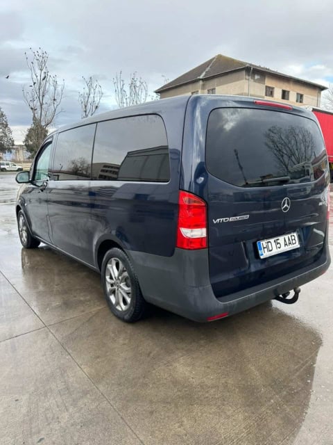 Microbuzul Mercedes Vito Tourer de 8 locuri, văzut din spate, cu geamuri fumurii