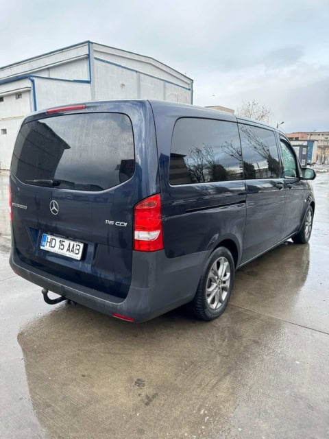 Mercedes Vito Tourer 116 CDI de 8 locuri, văzut din spate, cu cârlig de remorcare